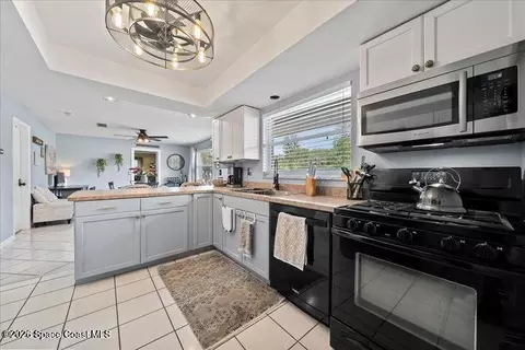 Kitchen - 637 E Lincoln Ave, Melbourne, FL 32901 photo 1 of 3