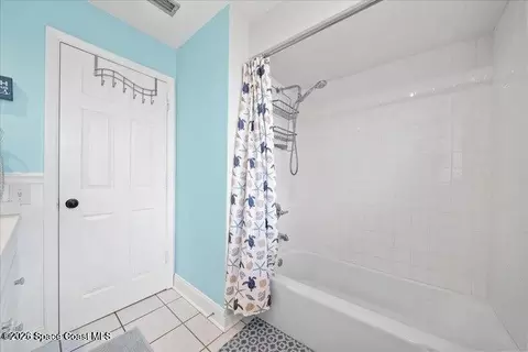 Bath - 637 E Lincoln Ave, Melbourne, FL 32901 photo 2 of 3