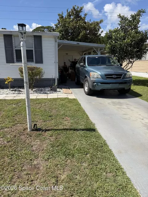 909 Vireo Dr, Barefoot Bay, FL 32976