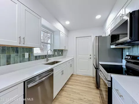Kitchen - 4590 Ponds Dr, Cocoa, FL 32927 photo 4 of 6