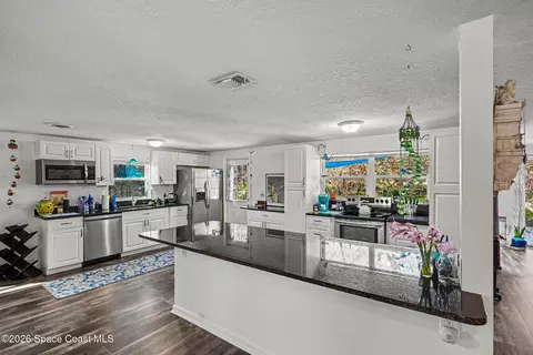 Kitchen - 427 Lynn Ave, Melbourne, FL 32935 photo 2 of 2