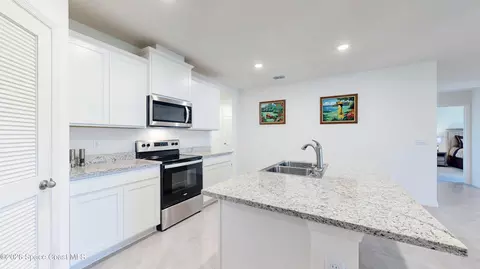 Kitchen - 4867 Barr St, Melbourne, FL 32904 photo 2 of 4