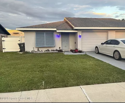 37 E Towne Pl, Titusville, FL 32796
