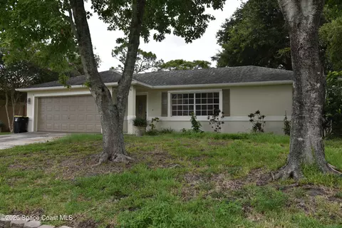 988 Hunt St NW, Palm Bay, FL 32907