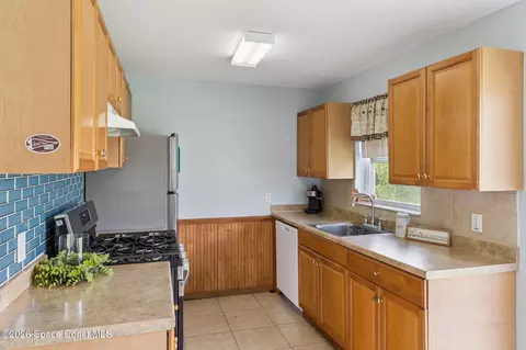 Kitchen - 758 Comanche Ave, Melbourne, FL 32935 photo 2 of 4