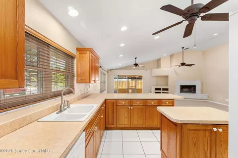 Kitchen - 1743 Arbor Dr, Melbourne, FL 32935 photo 4 of 5