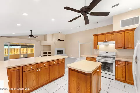 Kitchen - 1743 Arbor Dr, Melbourne, FL 32935 photo 3 of 5