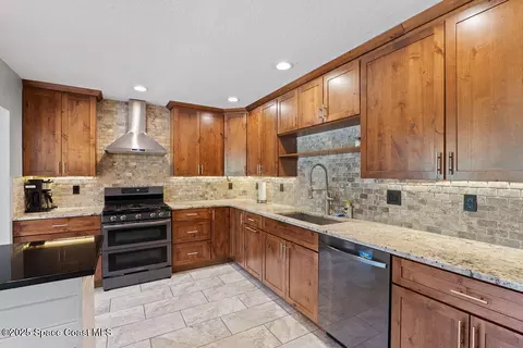 Kitchen - 4357 Ligustrum Dr, Melbourne, FL 32934 photo 2 of 4