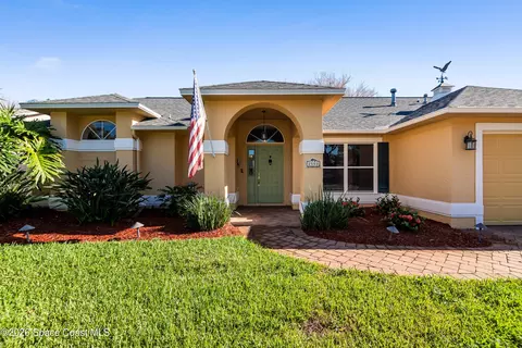Exterior - 2550 Red Maple Pl, Melbourne, FL 32935 photo 2 of 7