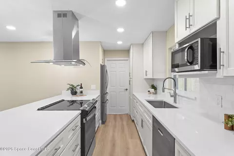 Kitchen - 3660 Longbow Rd, Cocoa, FL 32926 photo 4 of 6
