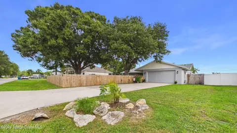 667 Antigua St NE, Palm Bay, FL 32907