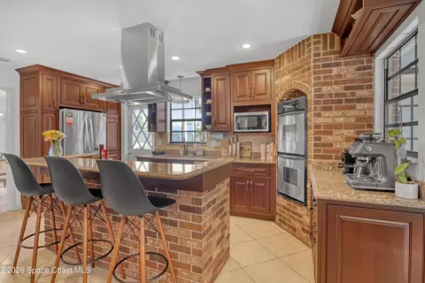 Kitchen - 664 Manor Pl, Melbourne, FL 32904 photo 2 of 5
