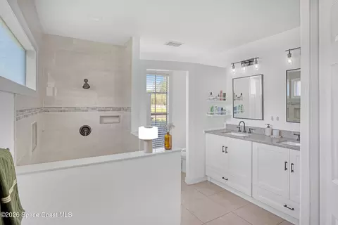 Bath - 664 Manor Pl, Melbourne, FL 32904 photo 1 of 8