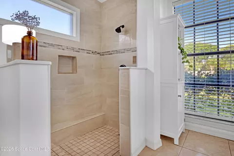 Bath - 664 Manor Pl, Melbourne, FL 32904 photo 3 of 8