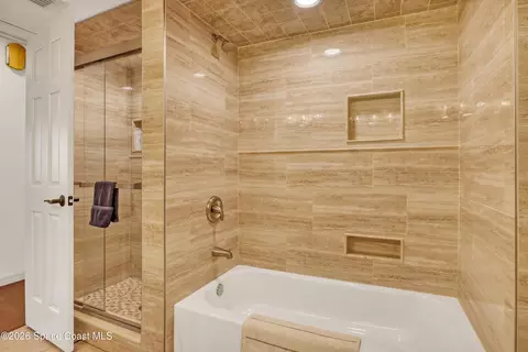 Bath - 664 Manor Pl, Melbourne, FL 32904 photo 6 of 8