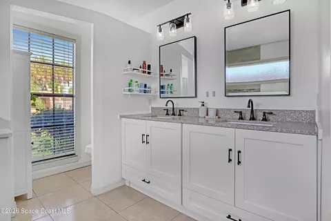 Bath - 664 Manor Pl, Melbourne, FL 32904 photo 2 of 8