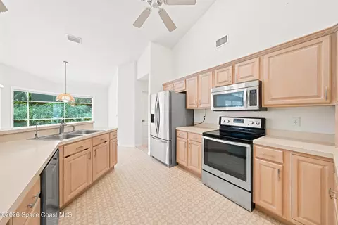 Kitchen - 1051 Fieldstone Dr, Melbourne, FL 32940 photo 2 of 2