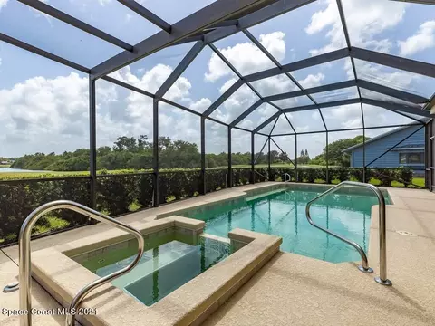 Exterior - 820 Kerry Downs Cir, Melbourne, FL 32940 photo 5 of 7