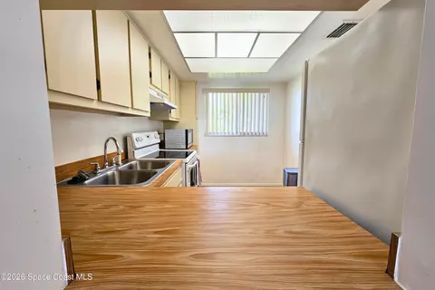 Kitchen - 3001 Thrush Dr #224, Melbourne, FL 32935 photo 3 of 3