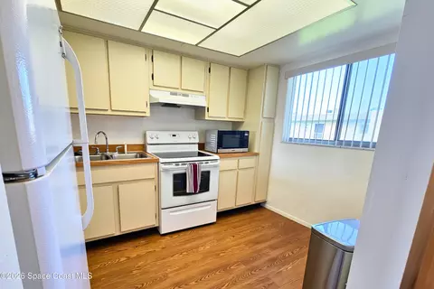 Kitchen - 3001 Thrush Dr #224, Melbourne, FL 32935 photo 2 of 3