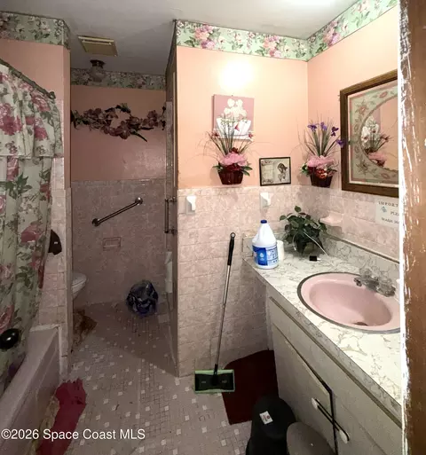 Bath - 4200 Devoe Ave, Cocoa, FL 32927 photo 2 of 3