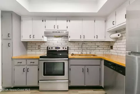 Kitchen - 3001 Thrush Dr #219, Melbourne, FL 32935 photo 2 of 2