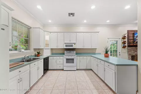 Kitchen - 3931 Us 1, Mims, FL 32754 photo 2 of 3