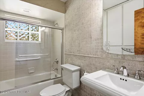 Bath - 730 Kerry Downs Cir, Melbourne, FL 32940 photo 1 of 3