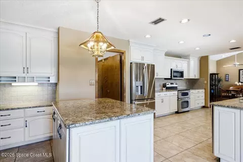 Kitchen - 730 Kerry Downs Cir, Melbourne, FL 32940 photo 6 of 11