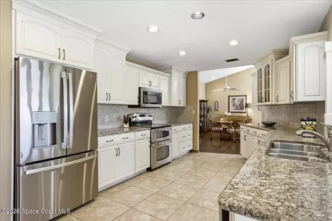 Kitchen - 730 Kerry Downs Cir, Melbourne, FL 32940 photo 4 of 11