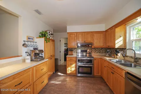 Kitchen - 960 Kings Post Rd, Rockledge, FL 32955 photo 2 of 2