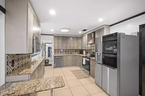 Kitchen - 300 Orange Ave, Saint Cloud, FL 34769 photo 2 of 6