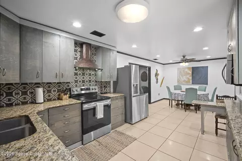 Kitchen - 300 Orange Ave, Saint Cloud, FL 34769 photo 5 of 6