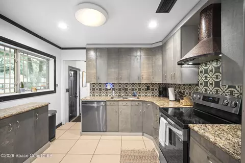 Kitchen - 300 Orange Ave, Saint Cloud, FL 34769 photo 4 of 6