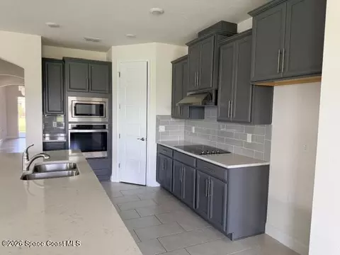 Kitchen - 2840 Monaghan Dr, Ormond Beach, FL 32174 photo 2 of 3