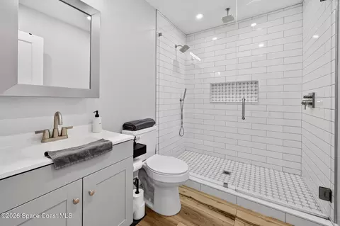 Bath - 301 Par Ave, Melbourne, FL 32901 photo 2 of 4