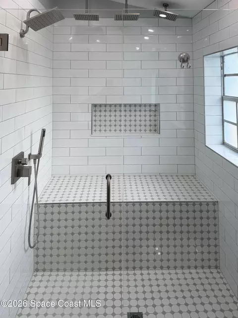 Bath - 301 Par Ave, Melbourne, FL 32901 photo 2 of 4