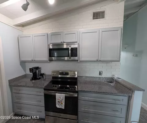 Kitchen - 811 Cronin Ave, Melbourne, FL 32935 photo 3 of 5