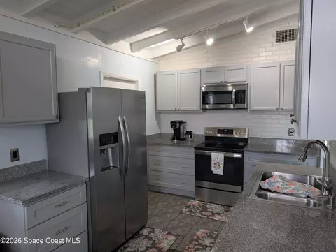Kitchen - 811 Cronin Ave, Melbourne, FL 32935 photo 1 of 5