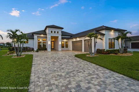 Exterior - 8719 Serrano Cir, Melbourne, FL 32940 photo 5 of 7