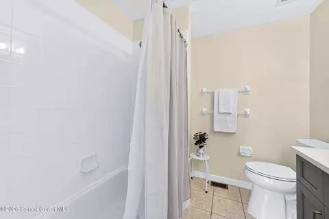 Bath - 1305 Hampton Park Ln, Melbourne, FL 32940 photo 2 of 3