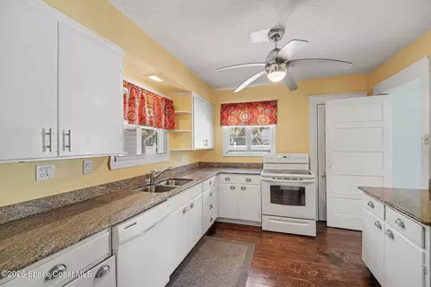 Kitchen - 640 Old Oak St, Melbourne, FL 32935 photo 2 of 2