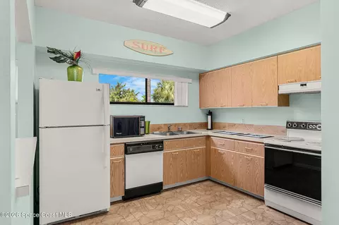 Kitchen - 622 Cedar Side Cir NE, Palm Bay, FL 32905 photo 4 of 4