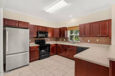 Kitchen - 622 Cedar Side Cir NE, Palm Bay, FL 32905 photo 2 of 4