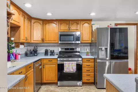Kitchen - 1811 S Park Ave, Melbourne, FL 32901 photo 2 of 3