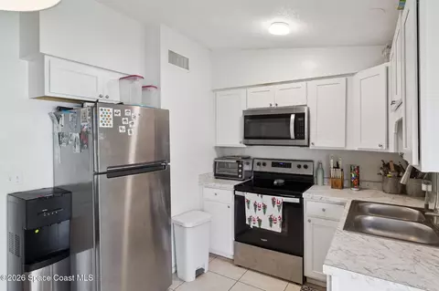 Kitchen - 784 Badger Dr NE, Palm Bay, FL 32905 photo 3 of 3