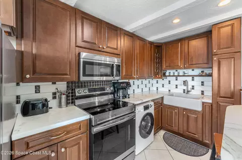Kitchen - 1209 E New Haven Ave #402, Melbourne, FL 32901 photo 2 of 2