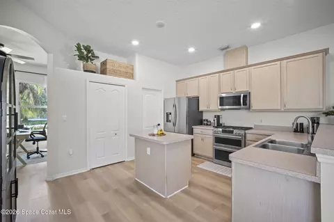 Kitchen - 1822 Surrey Ct, Rockledge, FL 32955 photo 4 of 6