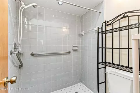 Bath - 910 Cross Lake Dr, Melbourne, FL 32901 photo 2 of 3