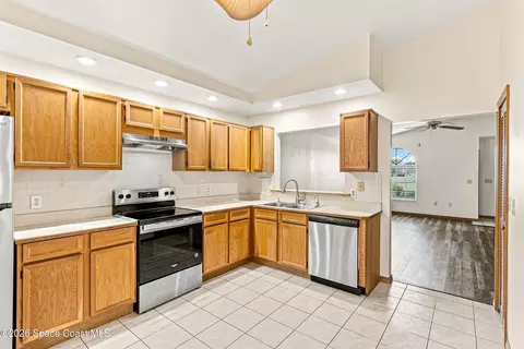 Kitchen - 910 Cross Lake Dr, Melbourne, FL 32901 photo 2 of 2